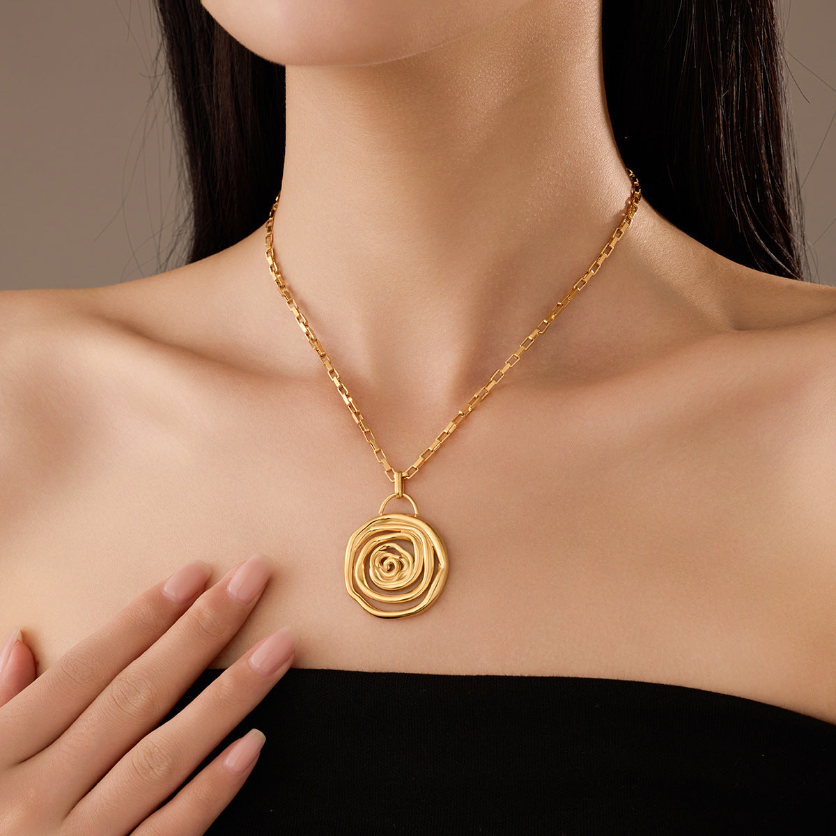 Collar minimalista con colgante de espiral de titanio y acero con acabado chapado para mujer