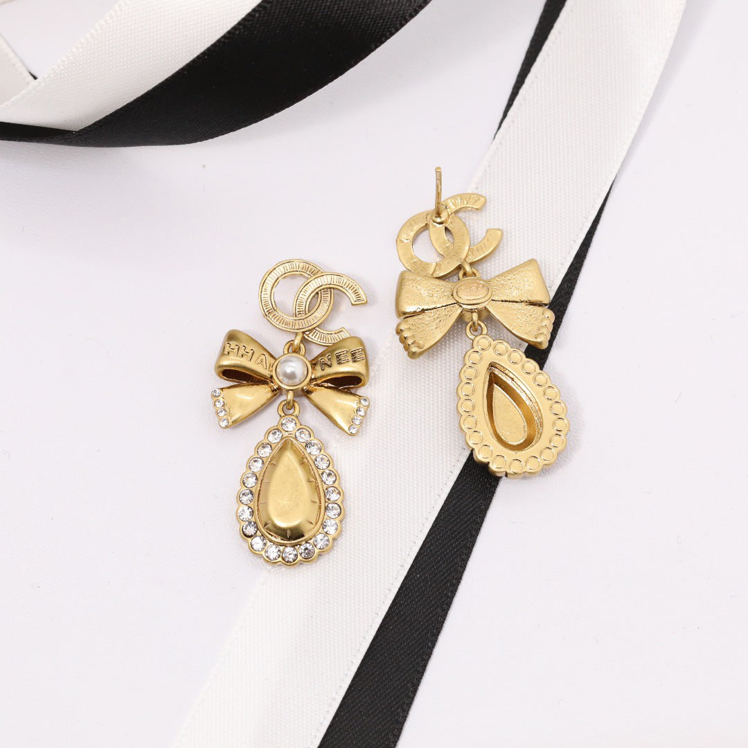 Orecchini vintage in ottone placcato oro con fiocco e strass, perno in argento sterling 925