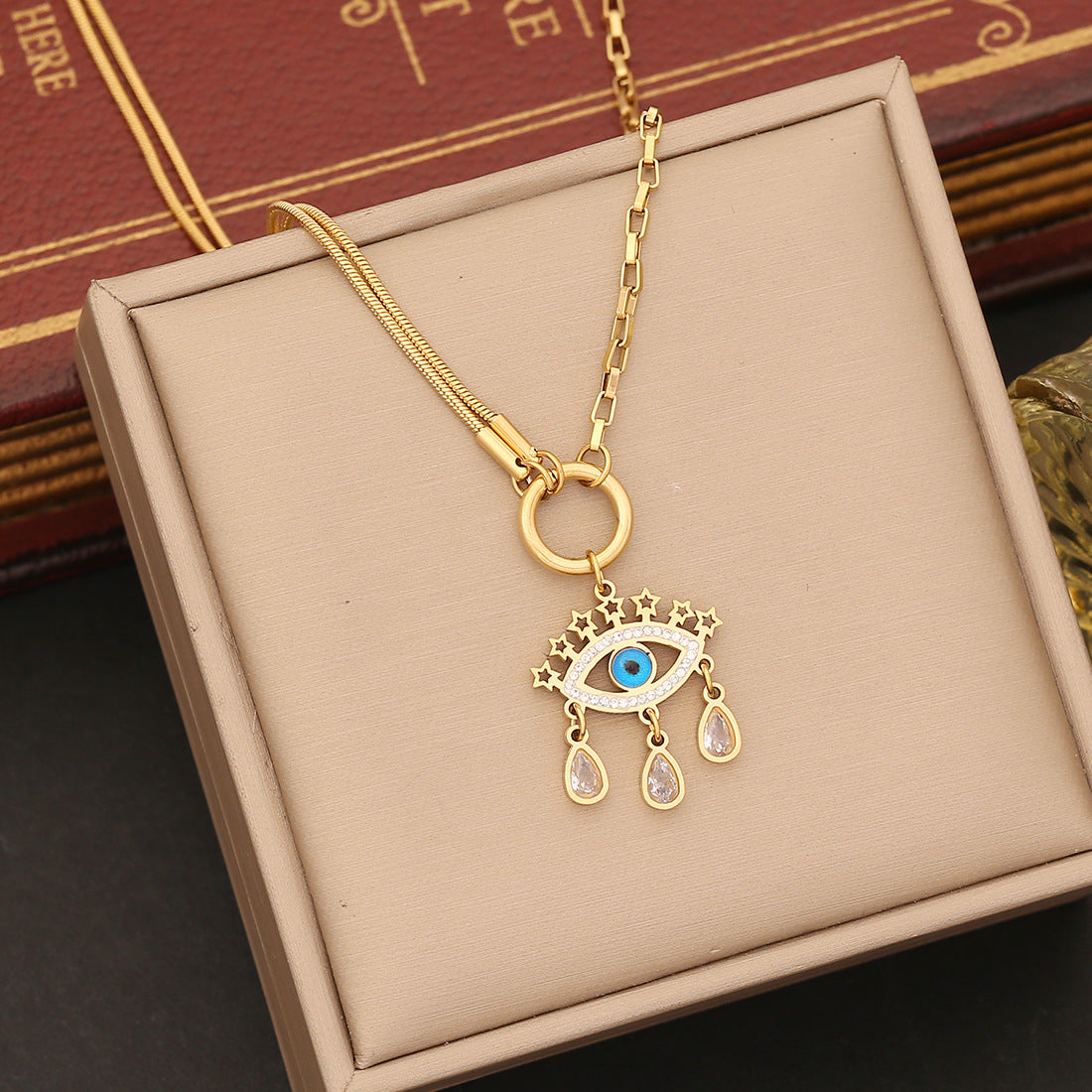 Collana da Donna Minimalista con Ciondolo a Forma di Occhio, Catena a Serpente in Acciaio Inossidabile e Dettagli Smaltati
