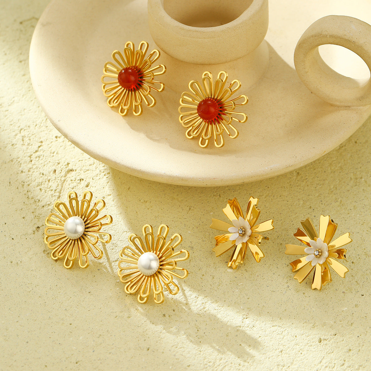 Pendientes minimalistas de acero inoxidable huecos con encaje floral de estilo francés y acabado chapado para mujer