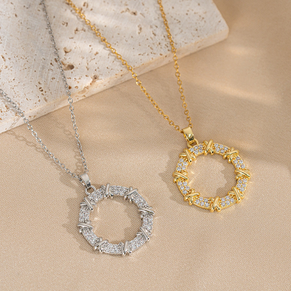 Collana Minimalista Geometrica a Forma di Ciambella in Acciaio al Titanio con Intarsio di Strass da Donna