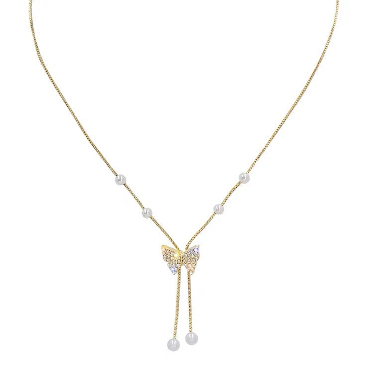 Collana con Ciondolo a Farfalla Minimalista in Acciaio al Titanio con Intarsio di Perle e Finitura Placcata per Donne e Uomini
