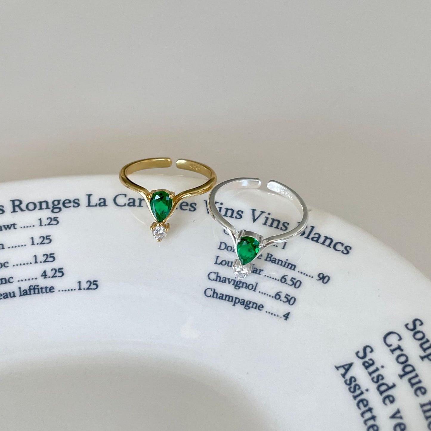 Anello a Goccia Minimalista in Argento Sterling 925 con Zirconia Cubica Verde da Donna