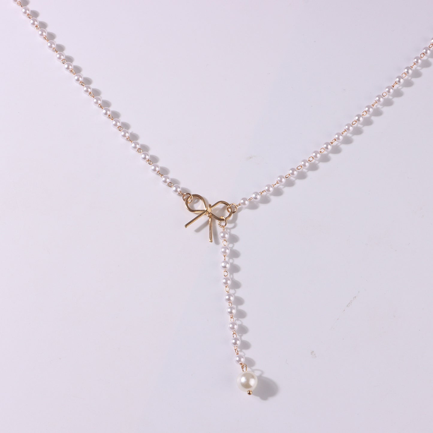 Collana da donna a pendente minimalista a forma di fiocco in lega con ciondolo in madreperla perlata e finitura placcata