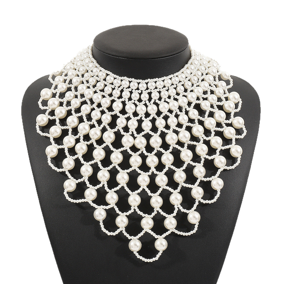 Collana di Perle Vintage Elegante a Ventaglio con Pendente in Madreperla e Dettagli Traforati da Donna
