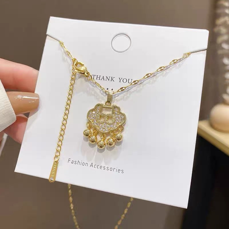 Elegante Collana con Ciondolo Geometrico a Motivo Nuvola Cinese per Donna con Ciondolo a Lucchetto Placcato in Acciaio al Titanio e Ciondolo a Nappa su Catena Lip
