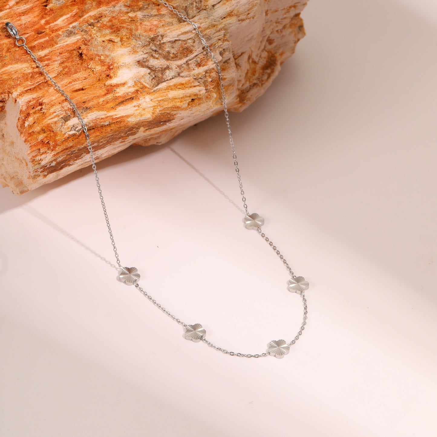 Elegante collar minimalista de acero inoxidable con flor de cinco pétalos y chapado en oro para mujer