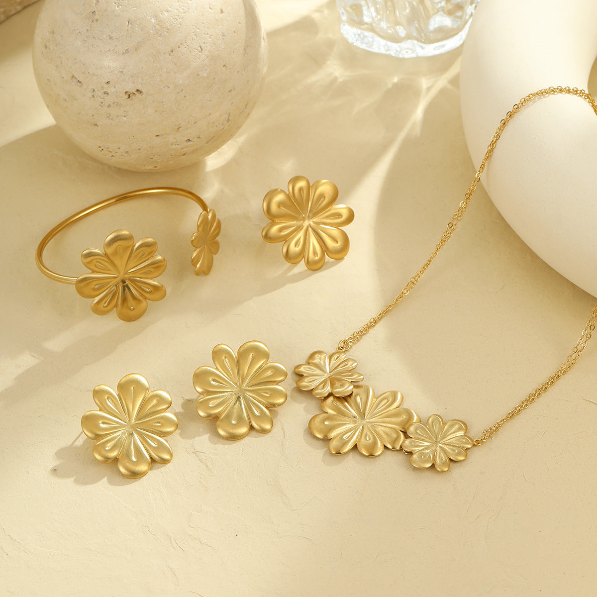 Collana con ciondolo a petalo spazzolato in acciaio inossidabile alla moda da donna con finitura galvanizzata e design geometrico floreale
