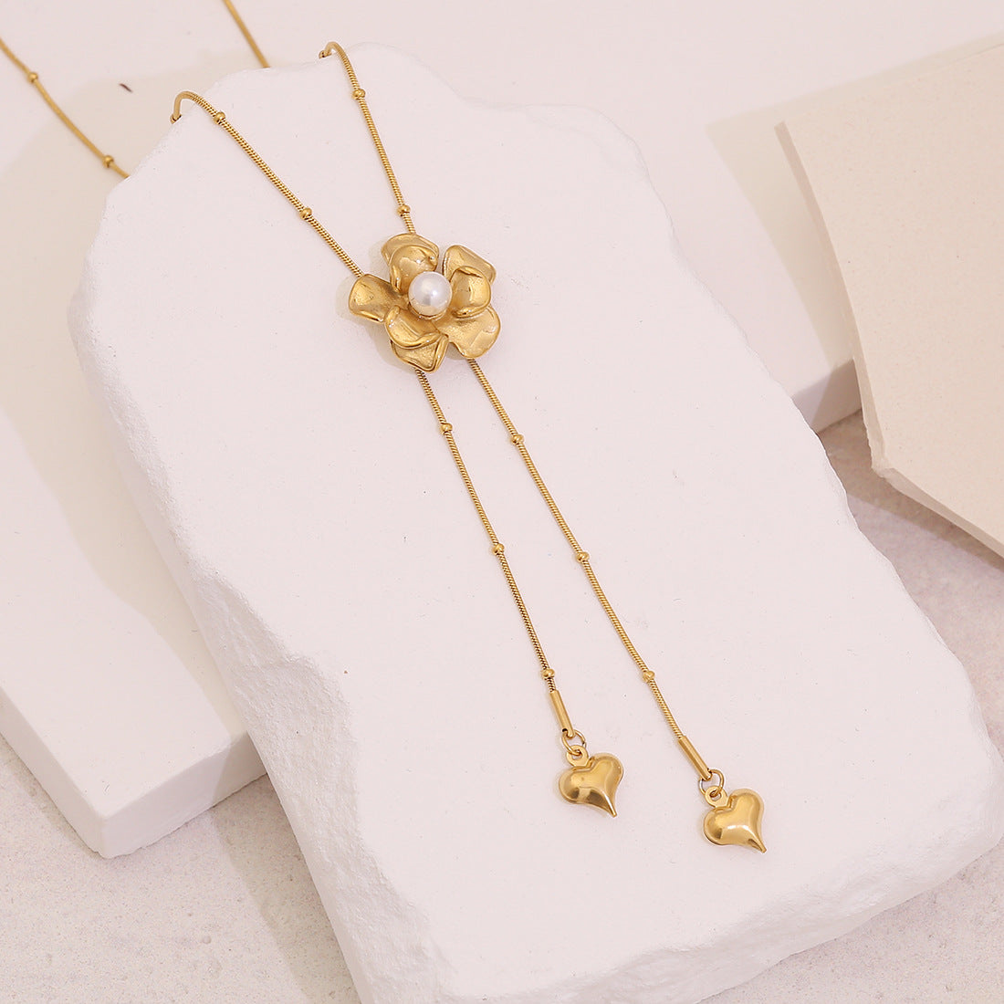 Collana pendente lunga in acciaio inossidabile placcato con cuore e camelia, con nappa, stile ufficio, alla moda, da donna