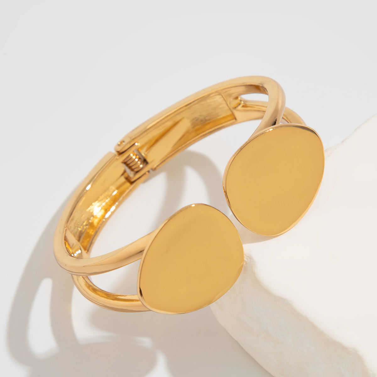 Bracciale Rigido Aperto Stile Perla Oversize con Fascia Larga, Texture a Goccia, Lega Galvanizzata, Chiusura a Molla