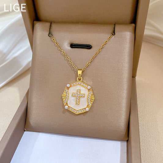 Collar con dije de cruz minimalista en acero de titanio con detalles de perlas e incrustaciones de diamantes de imitación para mujer