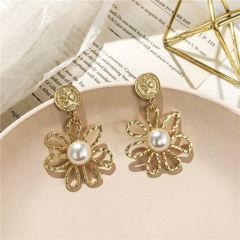 Orecchini a perno con fiore in lega placcata oro, intarsio di perle e ago in argento sterling 925