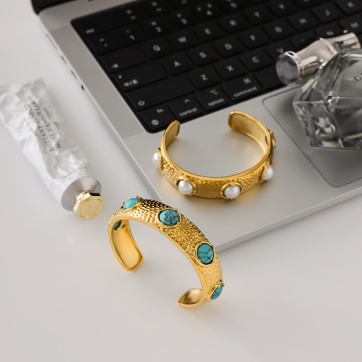 Pulsera de Acero Inoxidable con Textura Martillada a la Moda para Mujer con Detalles de Resina Turquesa y Perlas