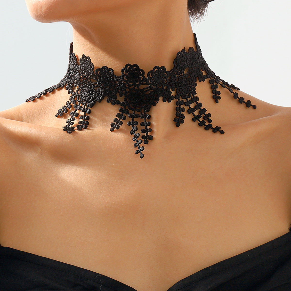 Gargantilla gótica minimalista de encaje y hierro para mujer con diseño geométrico y delicado patrón de líneas