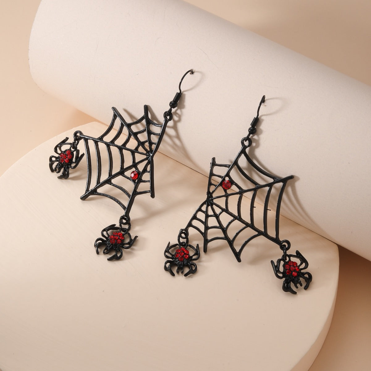 Orecchini da donna stile Punk con ragnatela geometrica, intarsio di strass e base in lega di zinco placcata in finitura oro 14K