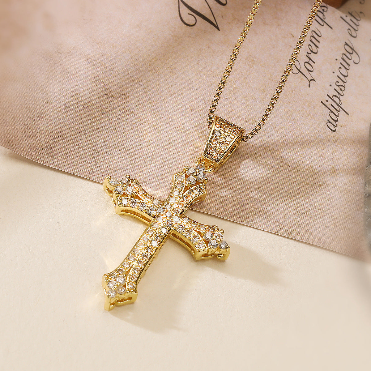 Collana con ciondolo a croce minimalista da donna in ottone placcato oro 18 carati e intarsi in zirconi