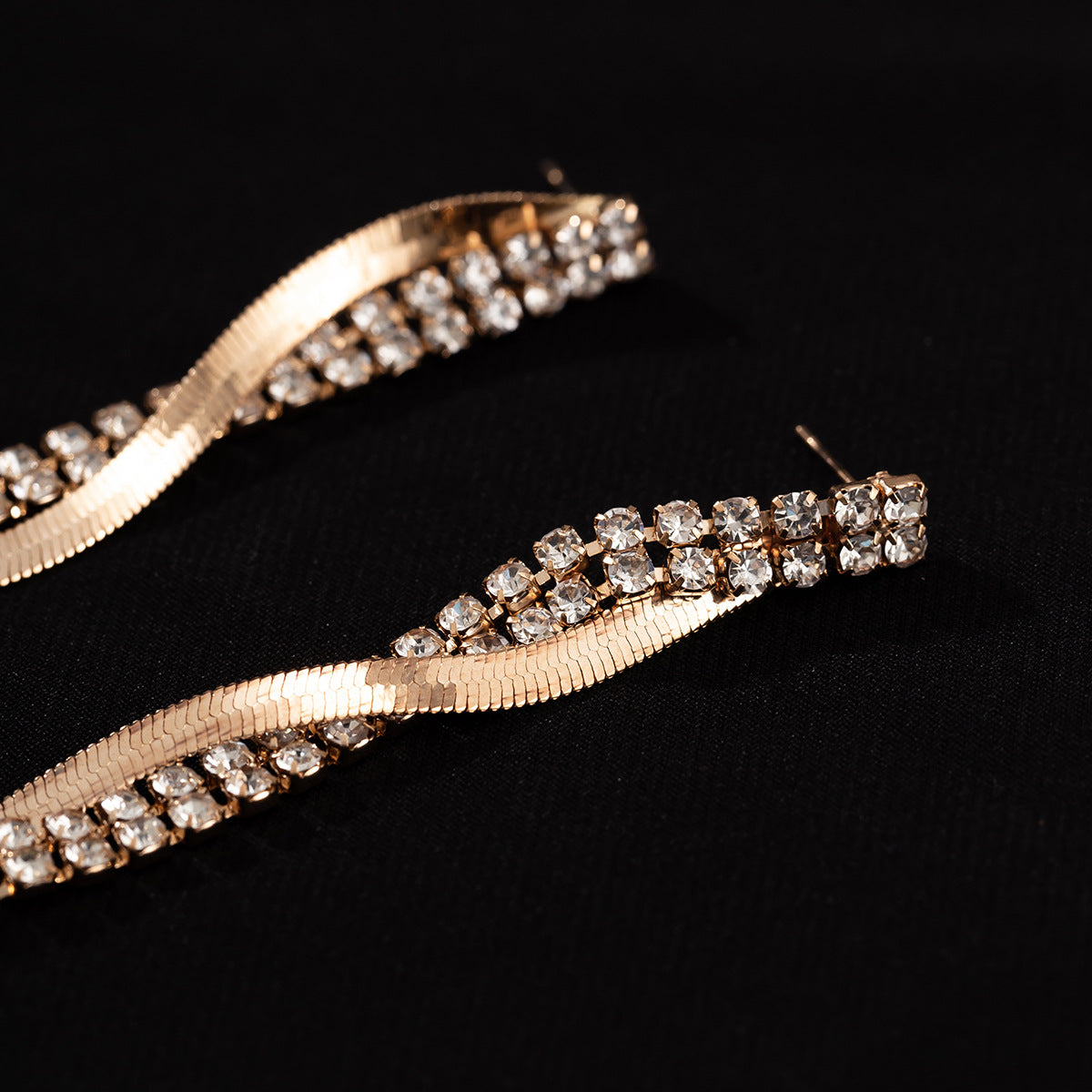 Pendientes Geométricos Minimalistas con Borlas, Incrustaciones de Pedrería y Cadena de Cobre Bañado con Diseño de Serpiente