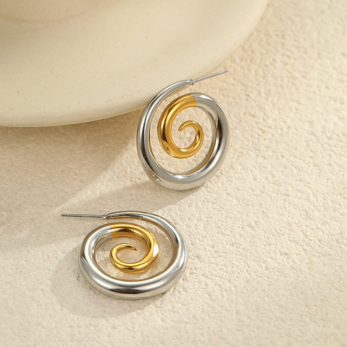 Orecchini a perno a spirale cavi geometrici in acciaio inossidabile stile vintage da donna con placcatura in oro 18 carati