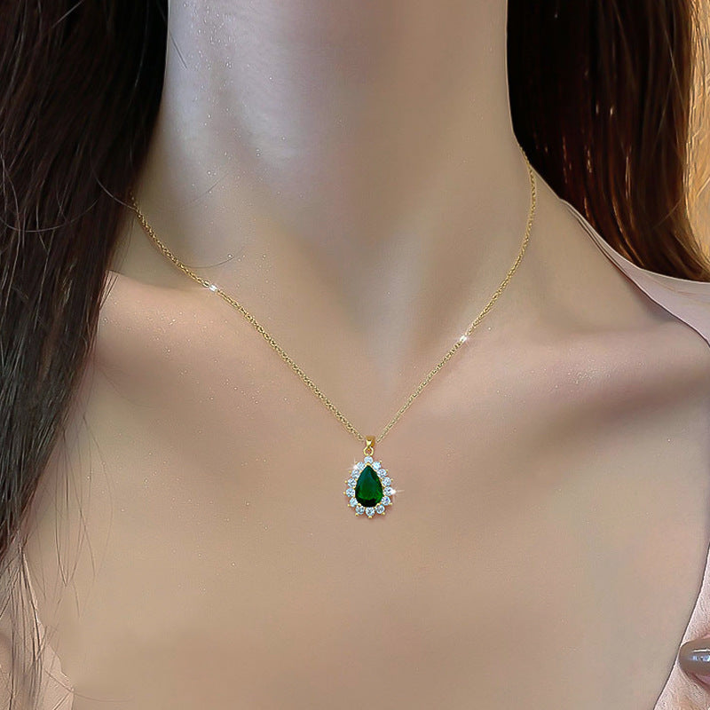 Elegante Collana con Ciondolo Geometrico in Acciaio al Titanio per Donne con Intarsio di Strass e Catena a O Regolabile