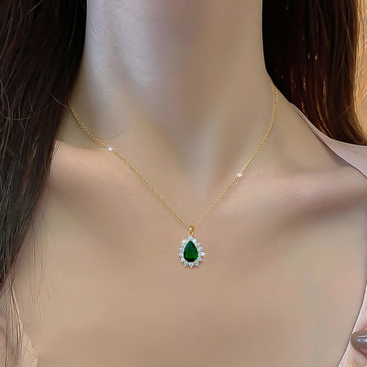 Elegante collar con colgante geométrico de acero de titanio para mujer con incrustaciones de diamantes de imitación y cadena O ajustable
