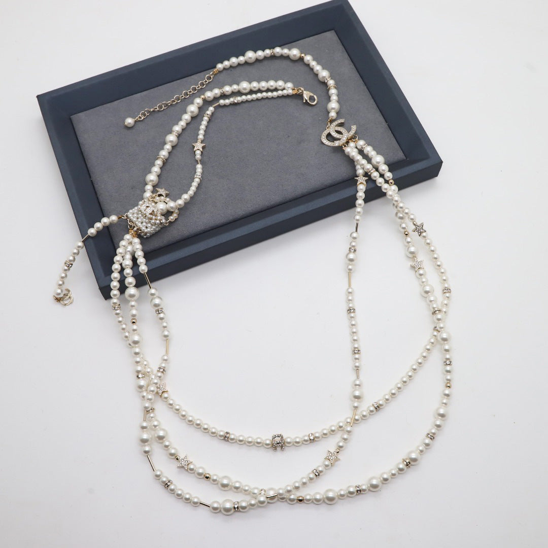 Elegante collana a catena con palline placcate in perle e lettere per donna