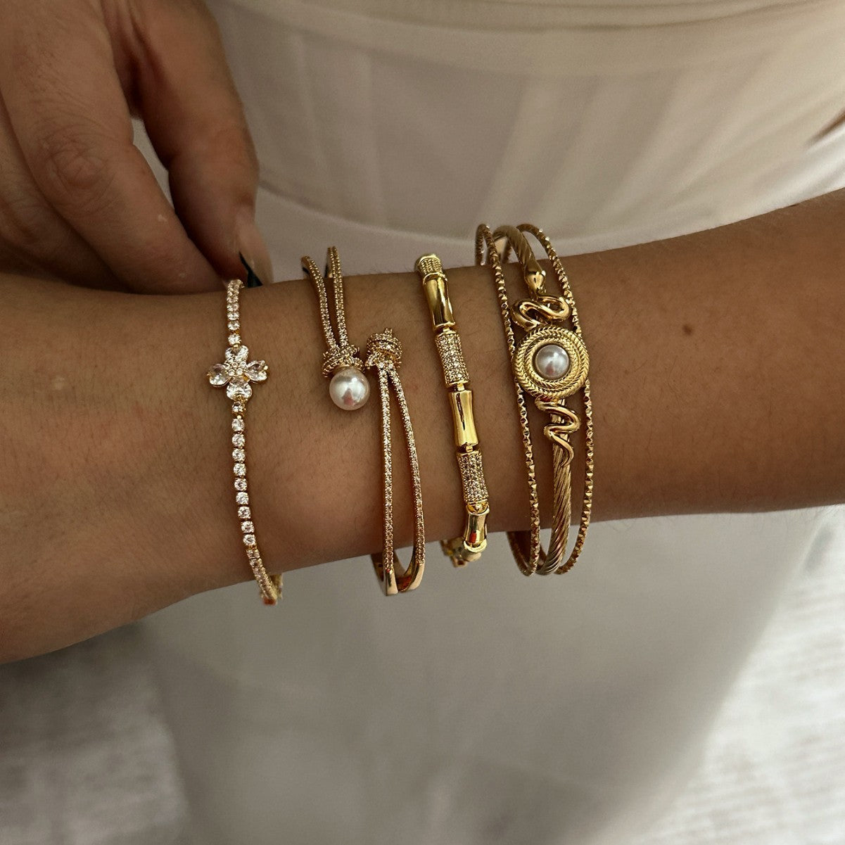Elegant Minimalist Geometric Floral Rhinestone Plated Brass Bracelet for Women