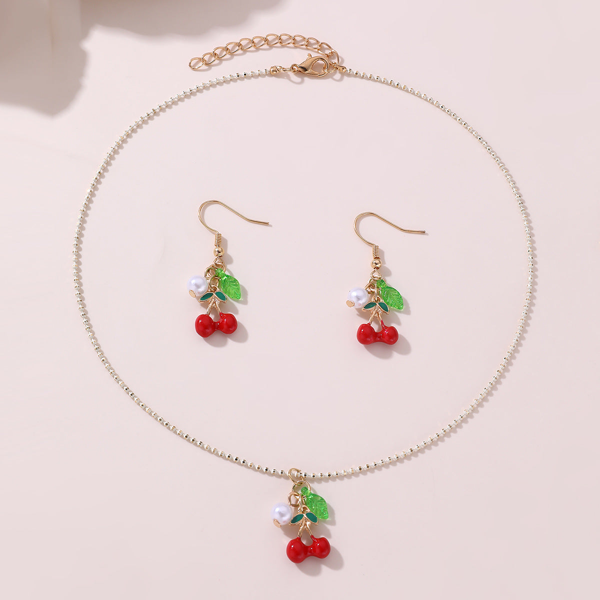 Bonito collar de clavícula con colgante en forma de fruta para niñas con diseño de lazo, material de resina, acabado esmaltado y cadena de cuentas redondas.