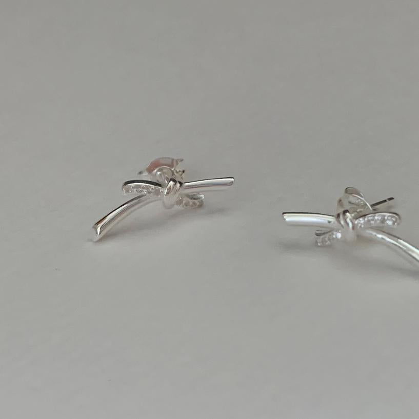 Pendientes minimalistas en forma de lazo de plata de ley 925 con baño de oro para mujer