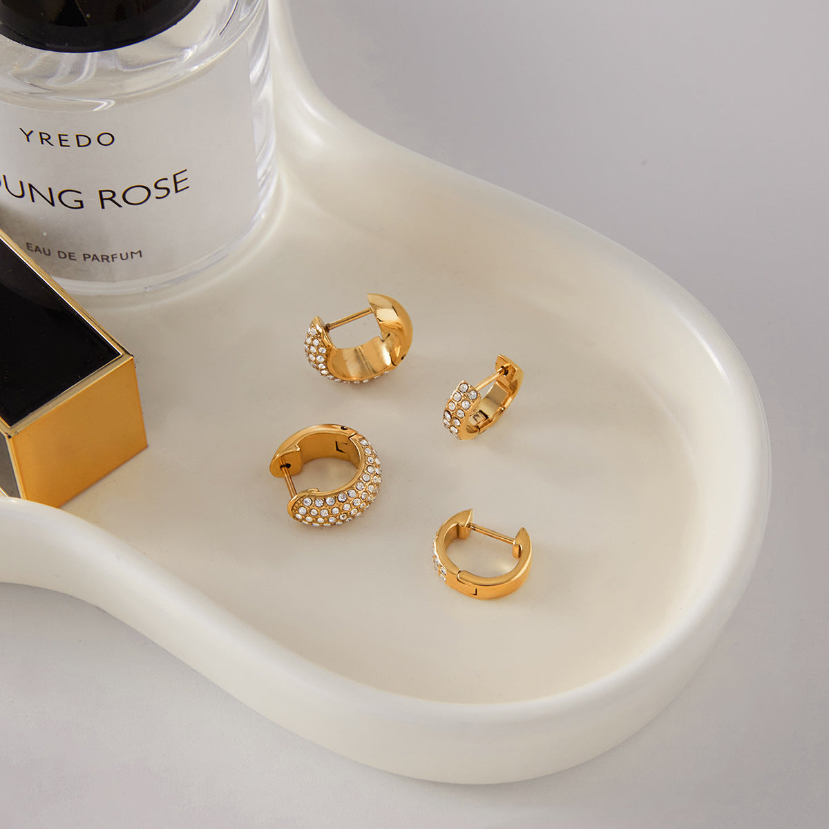 Orecchini geometrici in acciaio inossidabile con accenti di strass e perni in oro 18 carati, polsini di lusso placcati per donne
