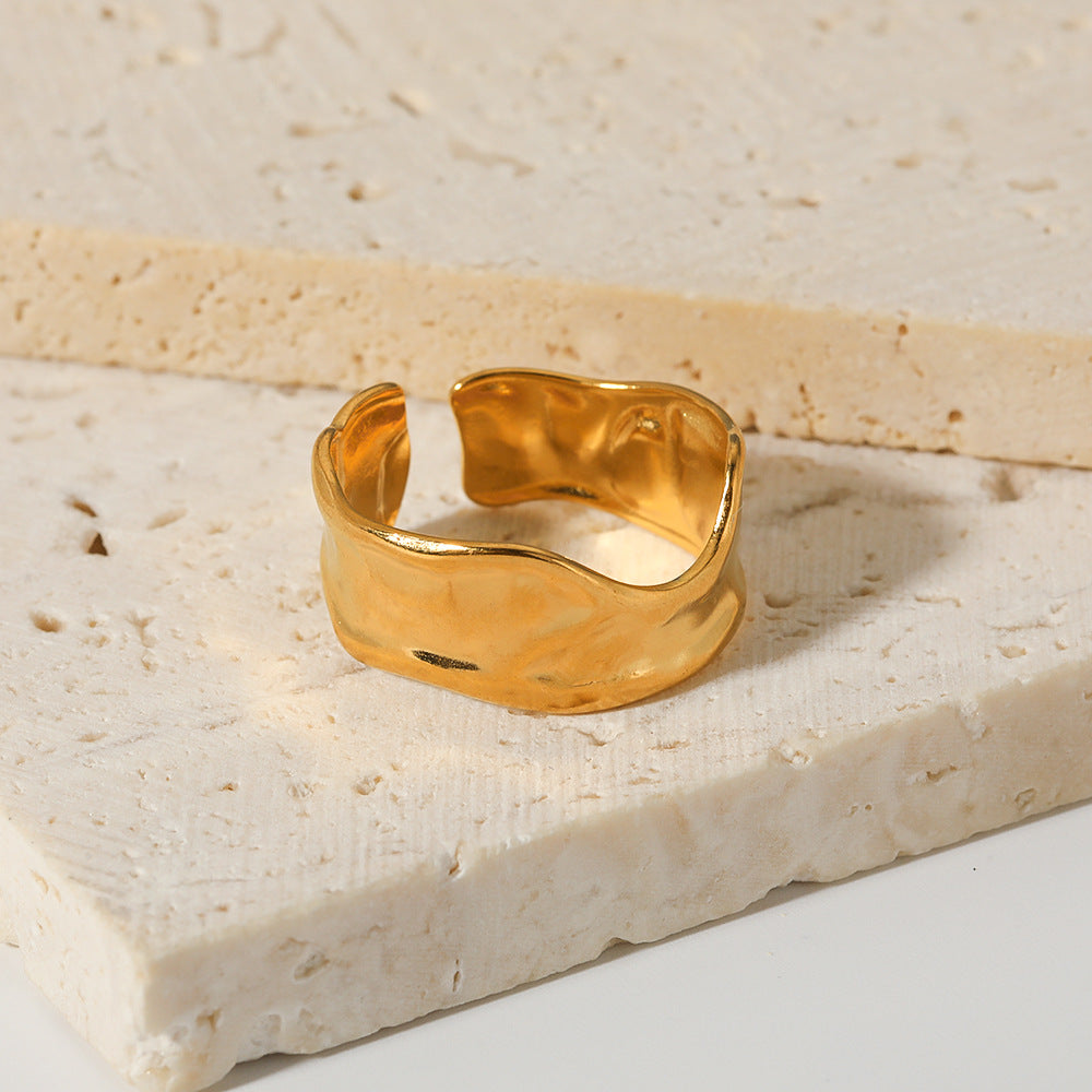 Anello regolabile in acciaio al titanio, geometrico a onde, con trama irregolare stropicciata, placcato in oro 18K sottovuoto, da uomo e donna