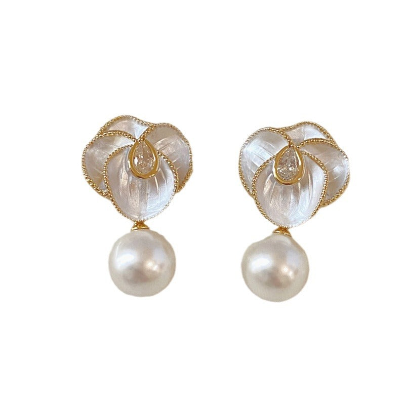Orecchini a perno con perle dolci, eleganti e floreali per donna con perni in argento sterling 925