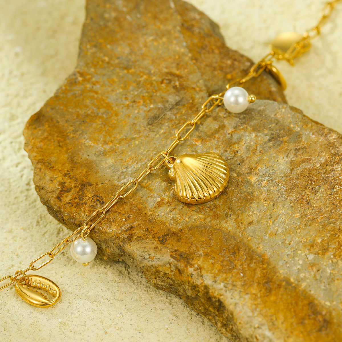 Collana con ciondolo a conchiglia e perla serie Oceano da donna in acciaio al titanio con finitura placcata e delicata catena per clavicola