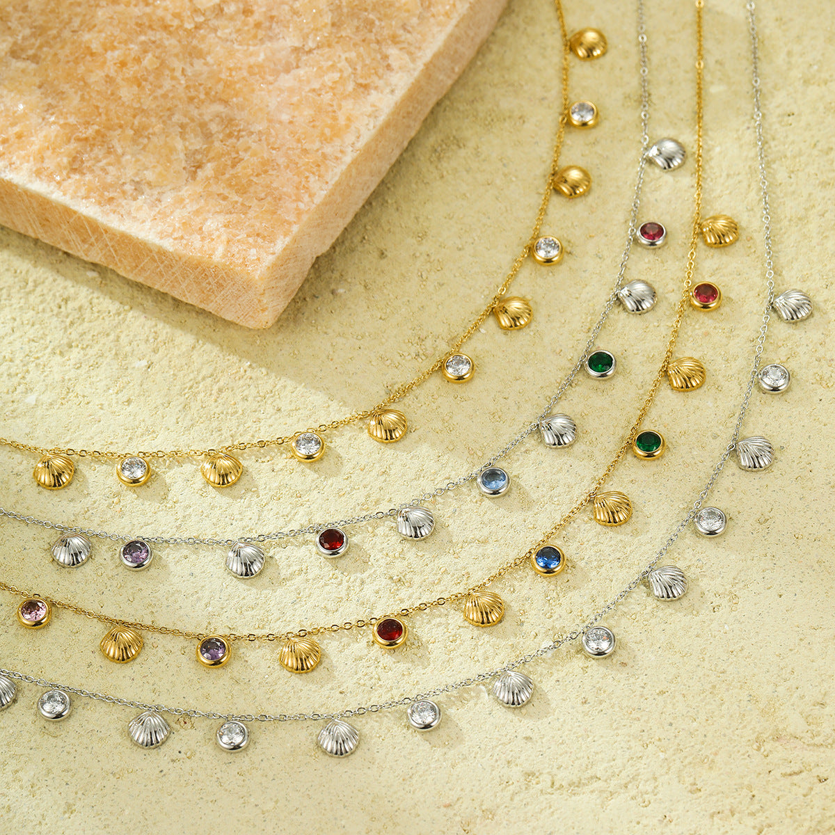 Collana da Donna Minimalista con Ciondolo a Conchiglia, Inlay in Zirconi Colorati e Catena a Serpente in Acciaio Inossidabile
