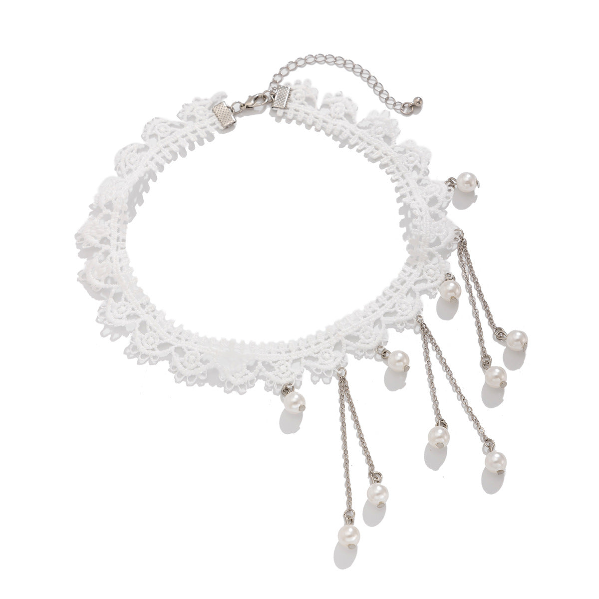 Collana girocollo minimalista in pizzo dai toni freddi con design floreale e geometrico per donna, con pendente in perla imitazione e dettagli asimmetrici con frange