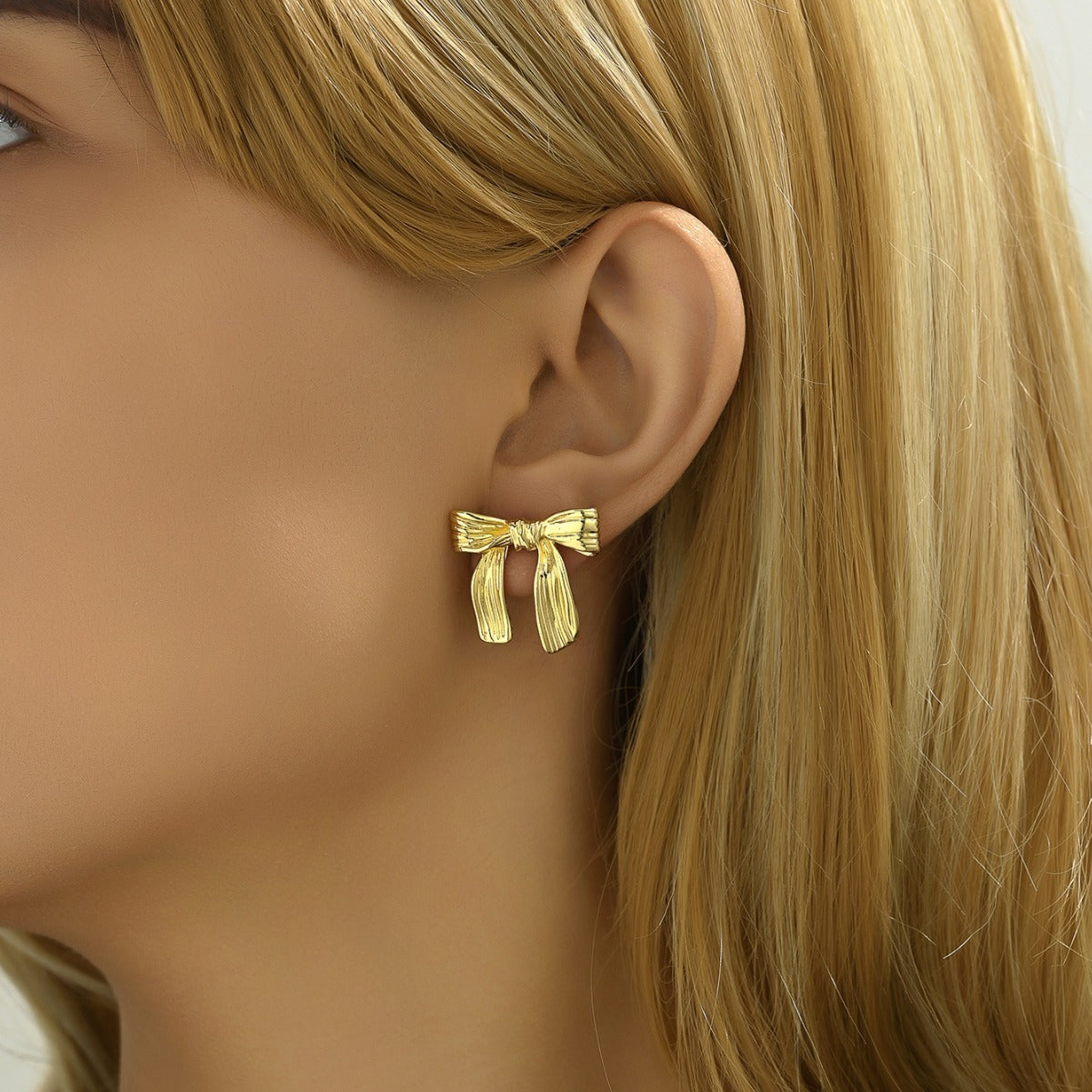 Minimalist Bow-Shaped Zinc Alloy Earrings with Plated Finish for Women Elegant Everyday Wear