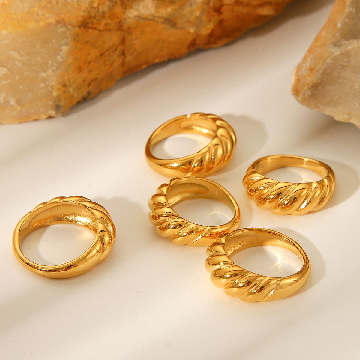 Anello Minimalista Geometrico da Donna in Acciaio al Titanio con Finitura Placcata, Fascia Ipoallergenica in Acciaio Inox