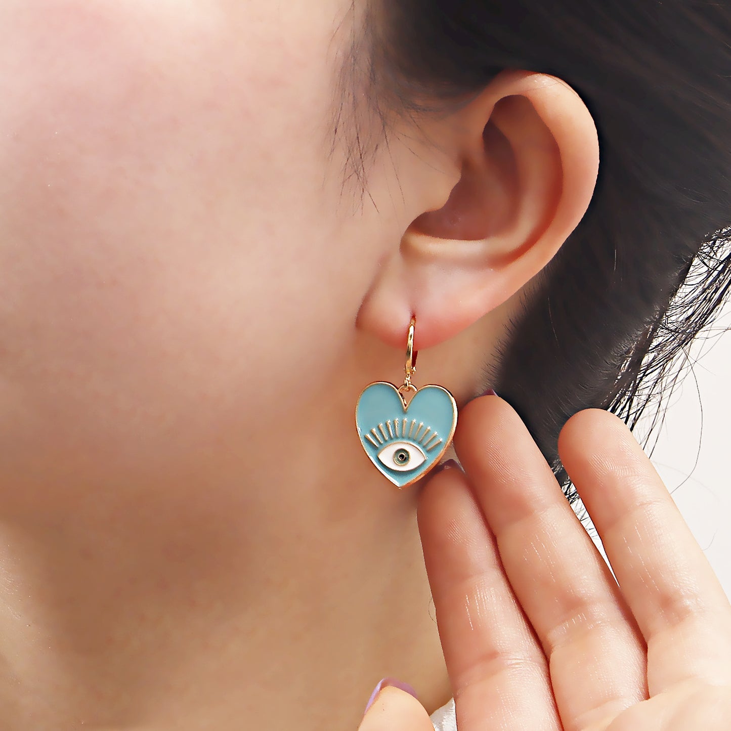 Pendientes Dulces en Forma de Corazón de Ojo de Demonio de Aleación con Acabado Galvanizado para Mujer