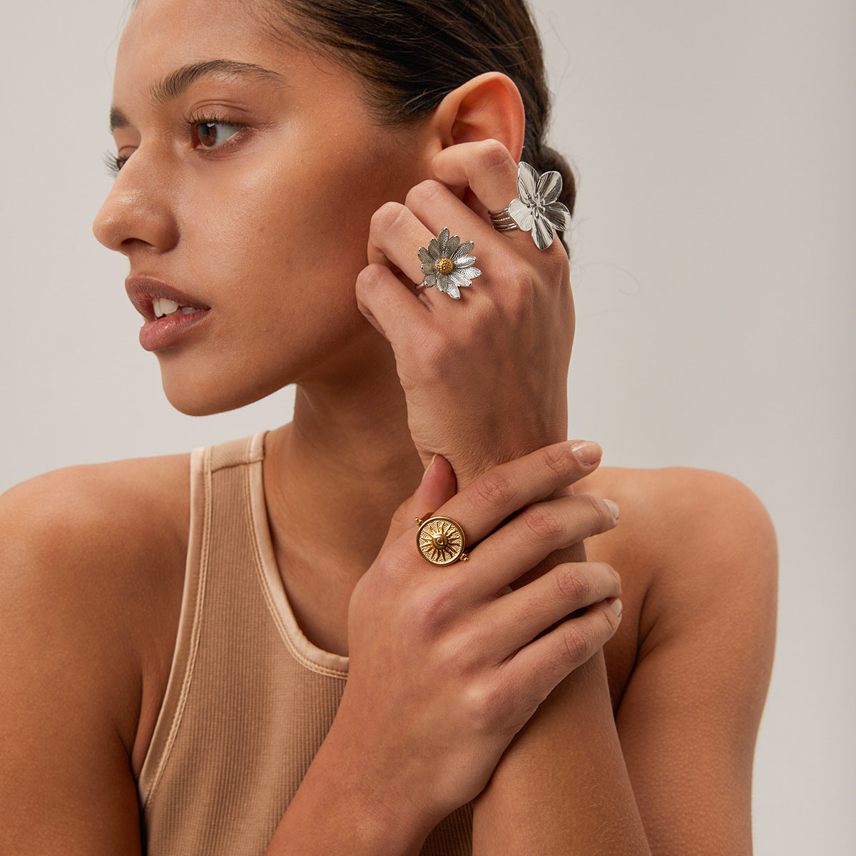 Anillo abierto geométrico con relieve floral estilo francés minimalista de acero de titanio para mujer