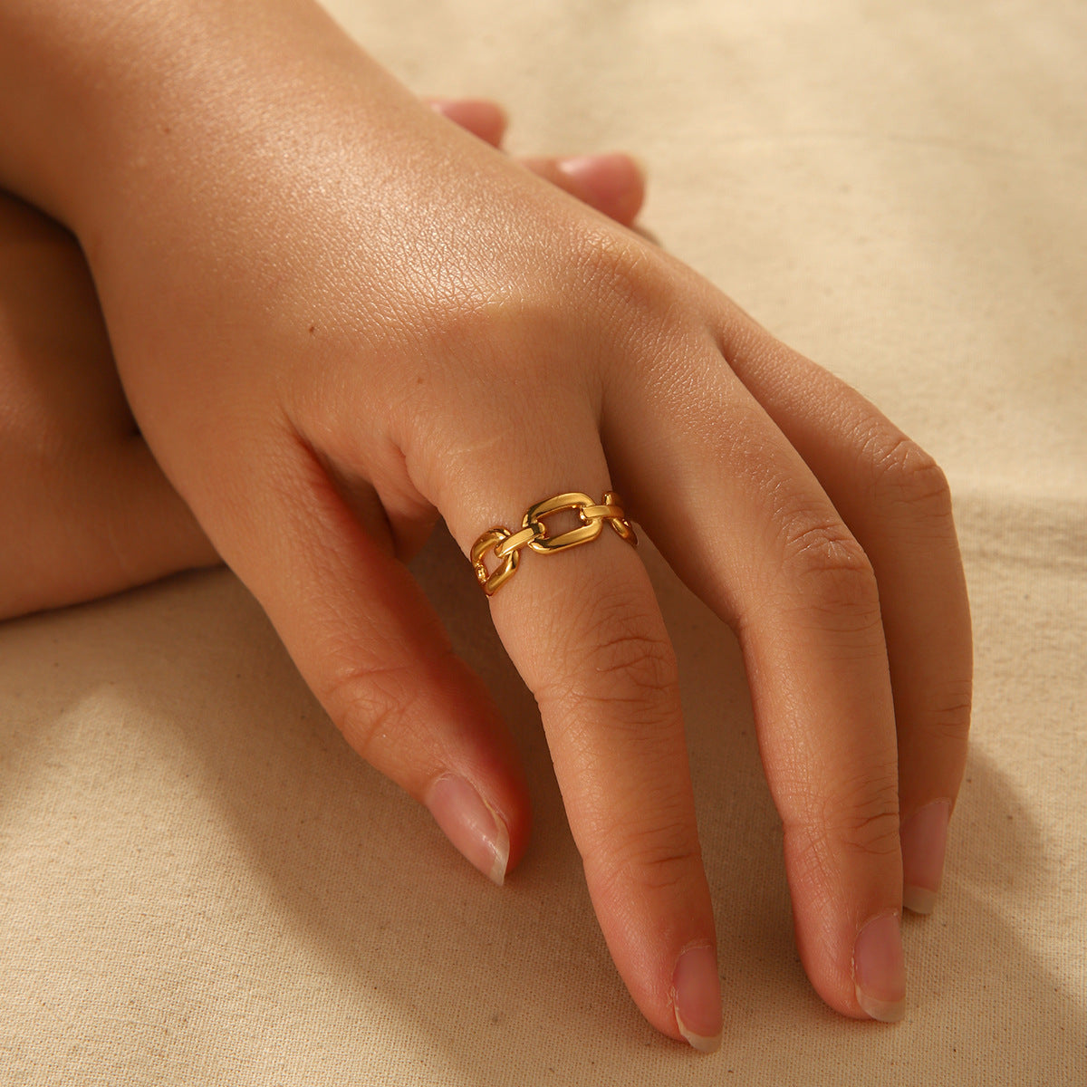 Anello Aperto Geometrico di Tendenza con Dettaglio a Catena Gioielli da Donna in Acciaio Inossidabile Placcato Oro 18K