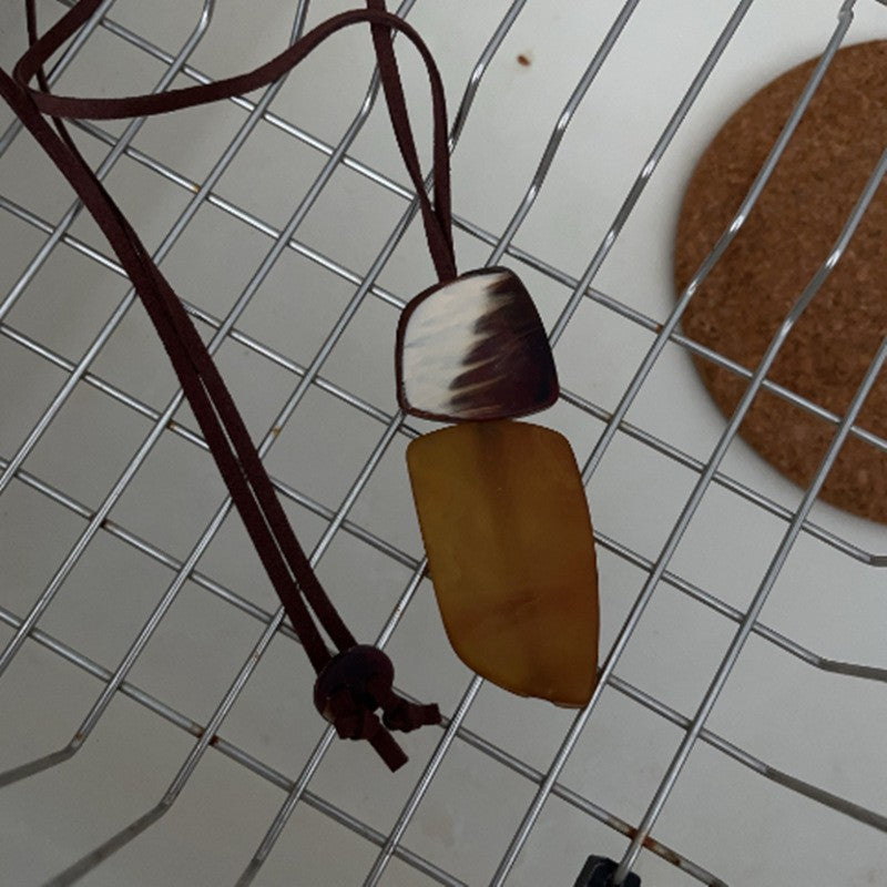 Collana con ciondolo geometrico in acrilico stile retrò da donna con charm in lega, fatta a mano, catena a strati alla moda minimalista