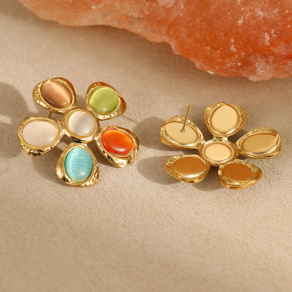 Orecchini a forma di fiore con texture martellata stile Instagram vintage in acciaio inossidabile con placcatura in oro 18 carati e dettagli in pietra occhio di gatto