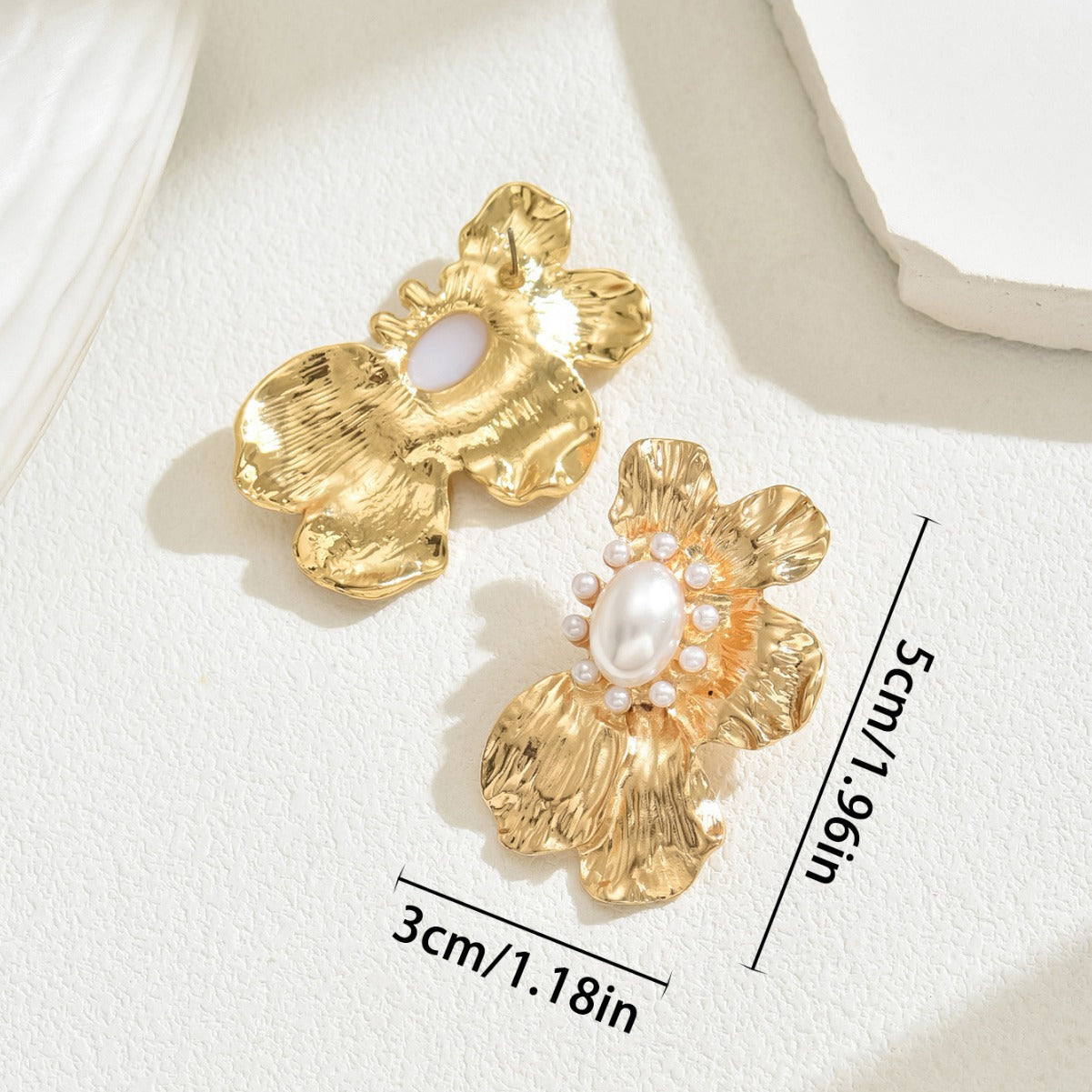 Orecchini in Lega a Design Floreale di Lusso con Intarsio di Perle da Donna, Perno in Acciaio Inossidabile, Accessorio Moda Elegante