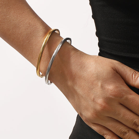 Pulsera de cierre de resorte de acero inoxidable geométrico minimalista con diseño ovalado pulido