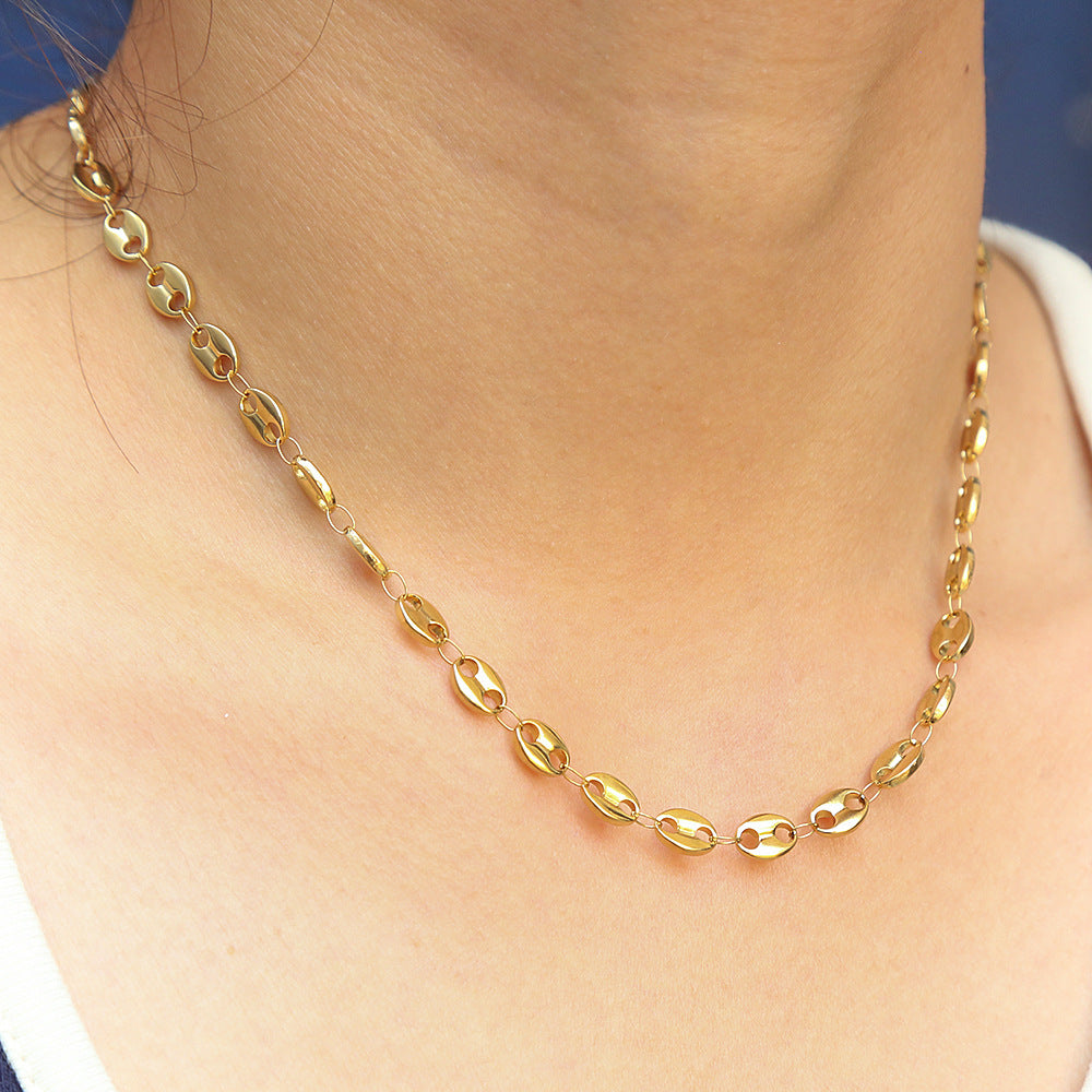 Collar minimalista geométrico de nariz de cerdo en acero inoxidable chapado en oro con acento de grano de café para mujer