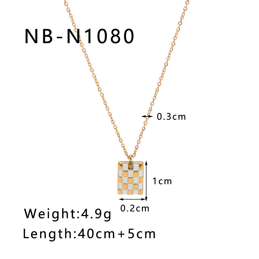 Collana Minimalista con Pendente Quadrato a Scacchi in Acciaio Titanio e Finitura Placcata Sottovuoto in Oro 18K su Catena a O da Donna