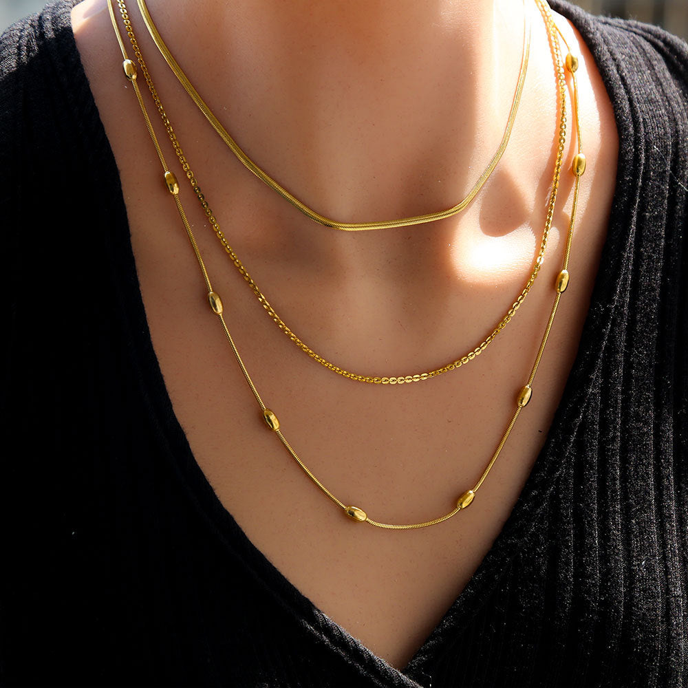 Collar de cadena de serpiente multicapa de acero inoxidable minimalista en tonos fríos con acabado chapado