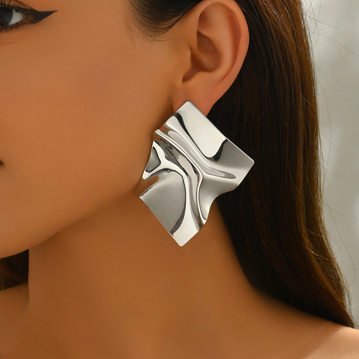 Pendientes Minimalistas Geométricos Plegados Brillantes de Aleación de Zinc con Baño Ecológico para Mujer