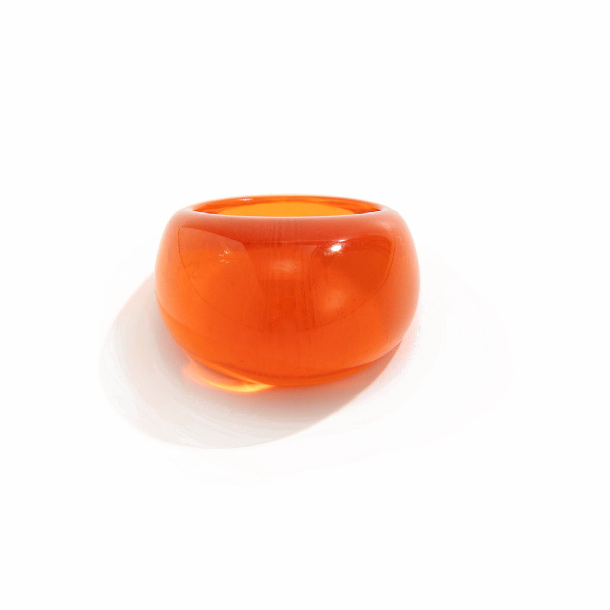 Anello da donna in resina geometrico minimalista con effetto marmorizzato e finitura epossidica lucida