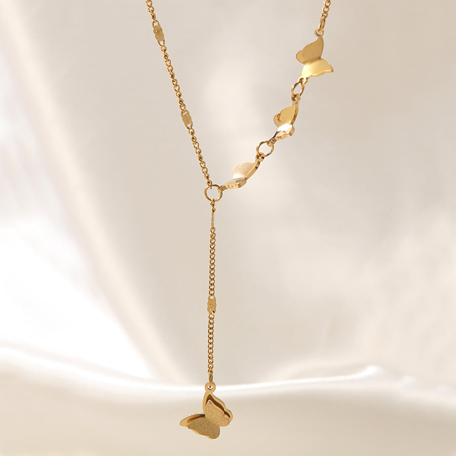 Collana a farfalla da donna in acciaio al titanio placcato oro di lusso con nappa