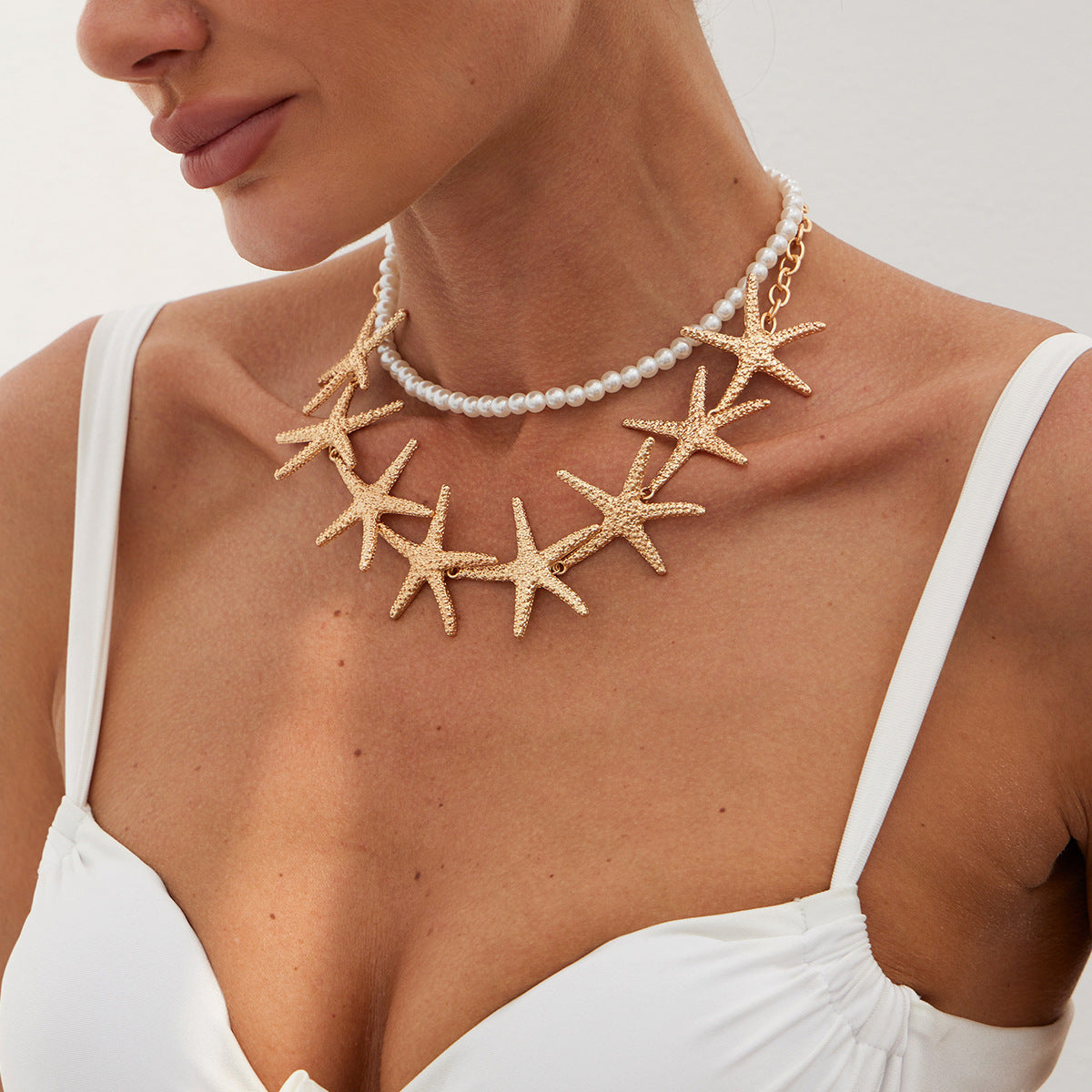 Collana girocollo a strati da donna con ciondolo a forma di stella marina chic, perle simulate e lega placcata, stile marino per vacanze